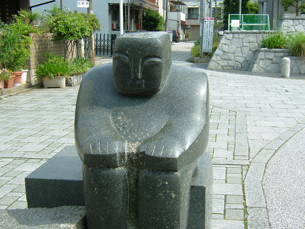 高槻に見つけた面白い石造、対がありますよ